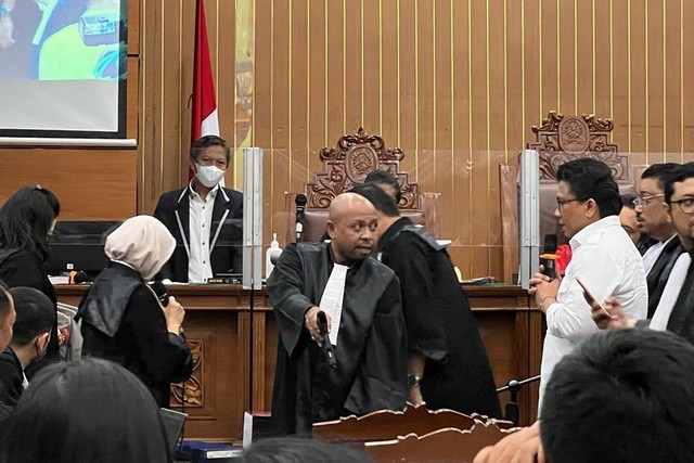 JPU mengkonfirmasi sejumlah barang bukti kepada Ferdy Sambo di ruang sidang PN Jakarta Selatan, Rabu (7/12/2022). Foto: Haya Syahira/kumparan