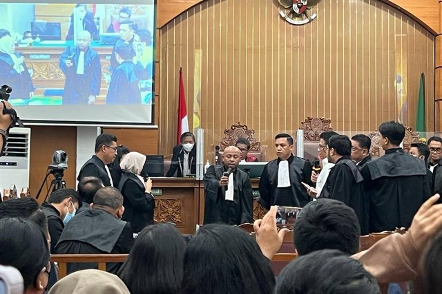 JPU mengkonfirmasi sejumlah barang bukti kepada Ferdy Sambo di ruang sidang PN Jakarta Selatan, Rabu (7/12/2022). Foto: Haya Syahira/kumparan