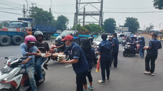 FKPPAL Jatim-Surabaya Bagikan Ratusan Makanan ke Tukang Becak hingga Pemulung