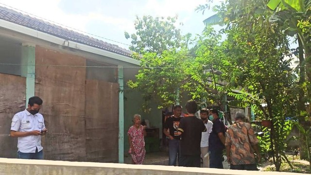 Polisi menggeledah kos Agus Sujatno alias Agus Muslim di Baki, Sukoharjo, Rabu )07/12/2022). FOTO: Agung Santoso