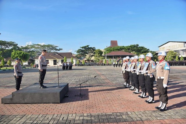 5 personel Polda Maluku memegang foto di dada, diberhentikan tidak hormat. Foto: Dok. Istimewa