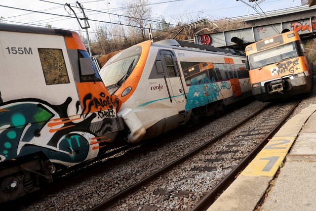 Dua kereta bertabrakan, di wilayah Catalonia timur laut Spanyol, di Montcada i Reixac, dekat Barcelona, Spanyol, Rabu (7/12/2022). Foto: Nacho Doce/REUTERS