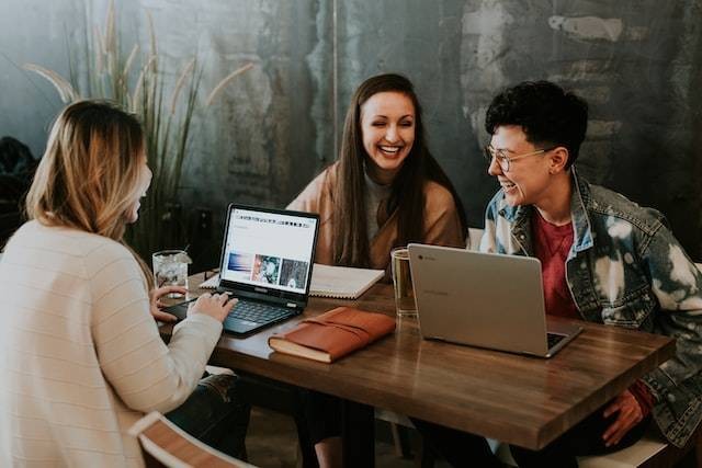 Ilustrasi Jelaskan Pengertian Bonus Demografi, Foto Unsplash Brooke Cagle