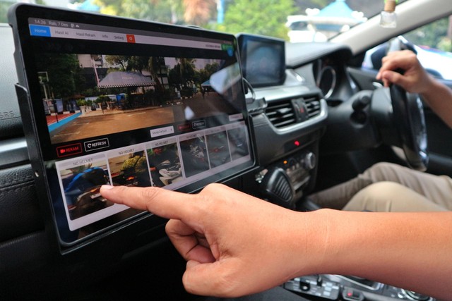 Petugas Ditlantas Polda Metro Jaya menunjukkan cara kerja sistem tilang elektronik melalui perangkat 'Electronic Traffic Law Enforcement (ETLE) Mobile' pada kendaraan patrolinya di Jakarta, Rabu (7/12/2022). Foto: Aditya Pradana Putra/ANTARA FOTO
