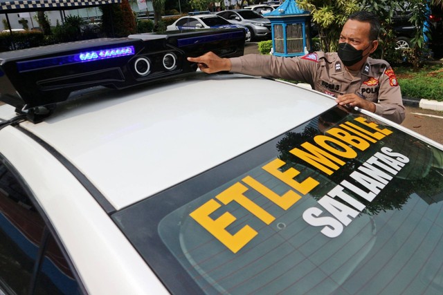 Petugas Ditlantas Polda Metro Jaya menunjukkan perangkat kamera 'Electronic Traffic Law Enforcement (ETLE) Mobile' yang terpasang pada kendaraan patroli di Jakarta, Rabu (7/12/2022). Foto: Aditya Pradana Putra/ANTARA FOTO