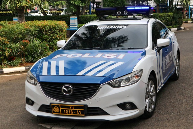 Mobil patroli Ditlantas Polda Metro Jaya yang terpasang perangkat 'Electronic Traffic Law Enforcement (ETLE) Mobile' melintas di Mapolda Metro Jaya, Jakarta, Rabu (7/12/2022). Foto: Aditya Pradana Putra/ANTARA FOTO