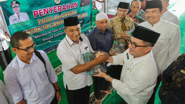 Penyerahan Al-Qur'an untuk masjid. Foto: Humas Banda Aceh