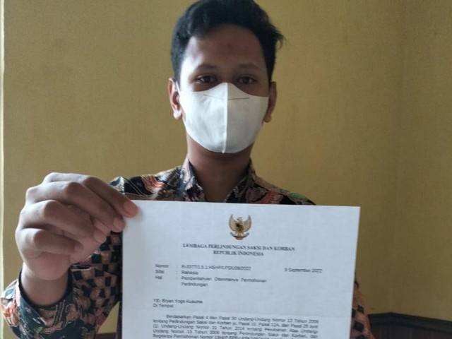 Kuasa Hukum Brian Yoga Kusuma korban pemukulan di Holywings, Duke Ari Widagdo tunjukkan surat dari LPSK RI. Foto: istimewa