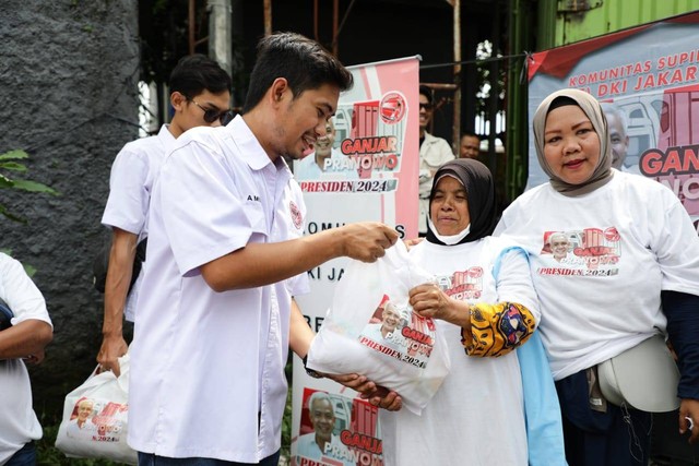 Komunitas Sopir Truk DKI Jakarta kembali berbagi sembako kepada ratusan sopir truk dan anggota keluarganya di Pool Truk Bersinar Raya Utama, Cipayung. Foto: Dok. Istimewa