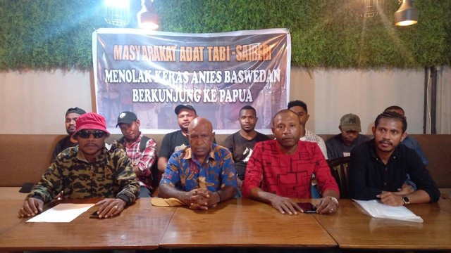 Masyarakat adat Tabi Saireri menolak kedatangan Anies Baswedan ke Jayapura. (Foto BumiPapua.com/Nathalia Yoku) 