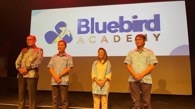 PT Blue Bird Tbk luncurkan Bluebird Academy, program pelatihan guna mengasah keahlian dan keterampilan, seperti pelatihan dan sertifikasi mekanik, Rabu (7/12/2022). Foto: Fariza Rizky Ananda/kumparan