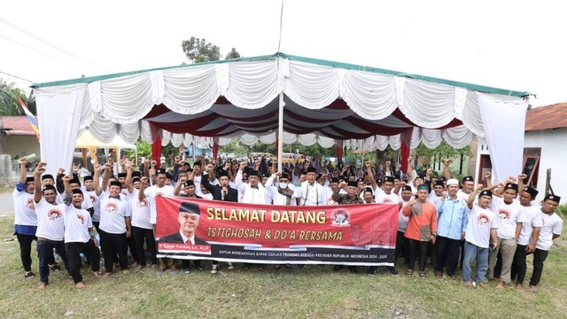 Ustaz Sahabat (Usbat) Ganjar di Kabupaten Deli Serdang, Sumatera Utara, menggelar istigasah dan doa bersama di Desa Kolam, Kecamatan Percut Sei Tuan, Kabupaten Deli Serdang, Rabu (7/12/2022). Foto: Dok. Istimewa