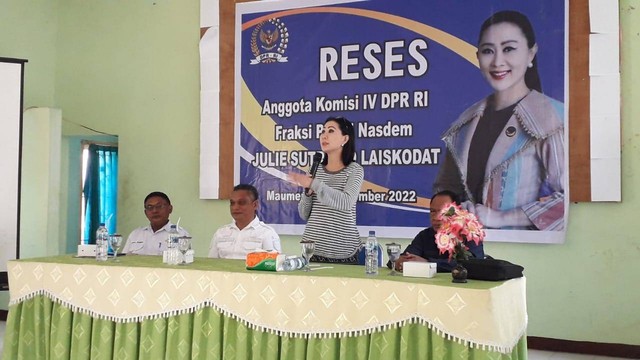 Keterangan foto : Anggota Komisi IV DPR RI, Julie Sutrisno Laiskodat, sesaat sebelum penyerahan Alsintan di Kantor Dinas Pertanian Kabupaten Sikka, Rabu (7/12/2022) siang. Foto: Athy Meaq.