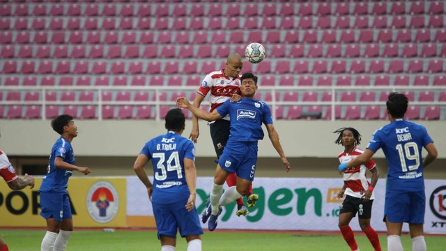 Laga Madura United vs PSIS Semarang dalam lanjutan Liga 1 2022/23 di Stadion Manahan, Solo, pada 5 Desember 2022. Foto: Dok Madura United