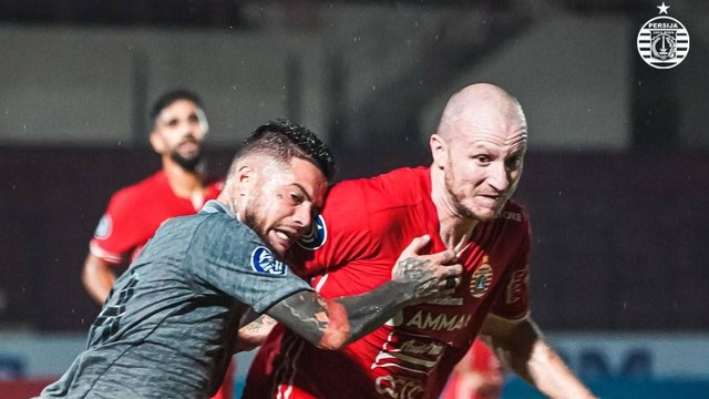 Diego Michiels (kiri) berduel dengan Michael Krmencik saat Persija melawan Borneo FC di Stadion Sultan Agung, Bantul, dalam lanjutan Liga 1 2022/23 pada 6 Desember 2022. Foto: Dok Persija