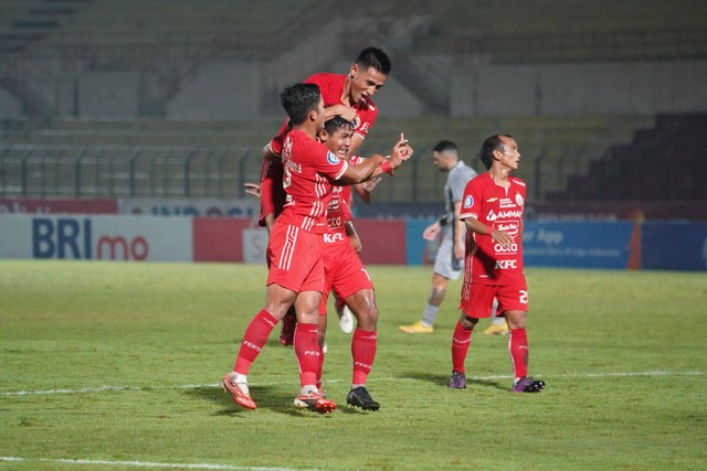 Pemain Persija merayakan gol Firza Andika saat melawan Borneo FC di Stadion Sultan Agung, Bantul, dalam lanjutan Liga 1 2022/23 pada 6 Desember 2022. Foto: Dok Persija