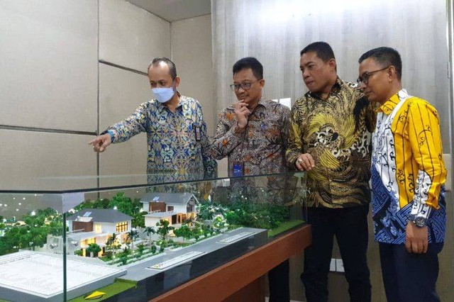 Dirjen Perumahan Kementerian PUPR, Iwan Suprijanto (Kiri) menunjuk maket rumah jabatan untuk menteri yang akan dibangun di IKN Nusantara. Foto: Kementerian PUPR