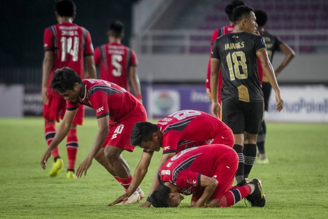 Pesepak bola Arema FC Evan Dimas Darmono (depan) berselebrasi usai berhasil mencetak gol ke gawang Dewa United FC pada pertandingan BRI Liga 1 di Stadion Manahan, Solo, Jawa Tengah, Rabu (7/12/2022). Foto: Mohammad Ayudha/ANTARA FOTO