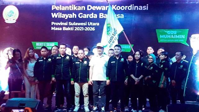 Ketua Umum DKN Garda Bangsa PKB, Tommy Kurniawan berfoto bersama selepas melantik DKW dan DKC Garda Bangsa se Sulawesi Utara.