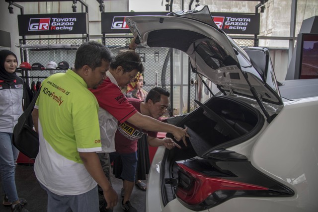 Pengunjung melihat mobil Toyota Yaris GR Sport  di Cabang Auto2000 Tebet Saharjo, Jakarta, Rabu (7/12). Foto: Aditia Noviansyah/kumparan