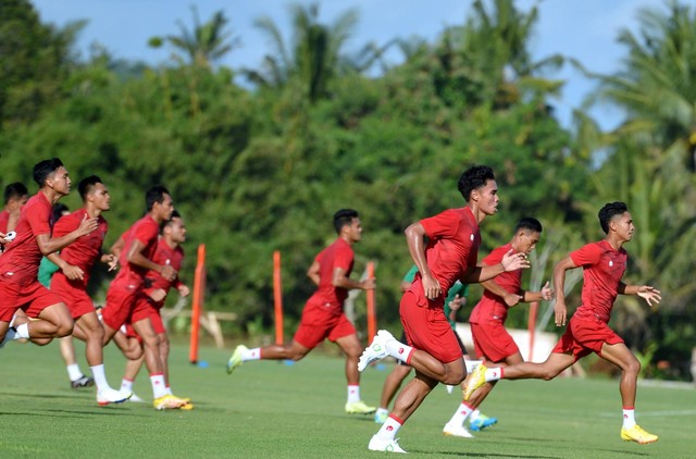 Sejumlah pesepak bola Timnas Indonesia berlari saat menjalani pemusatan latihan di Training Ground Bali United, Pantai Purnama, Gianyar, Bali, Rabu (7/12/2022).  Foto: Fikri Yusuf/ANTARA FOTO