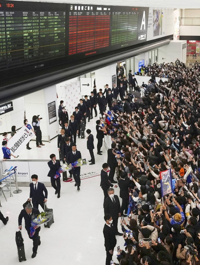 Timnas Jepang tiba di Jepang usai Piala Dunia 2022 di Bandara Internasional Narita, Jepang,. Foto: Twitter/@FIFAWorldCup