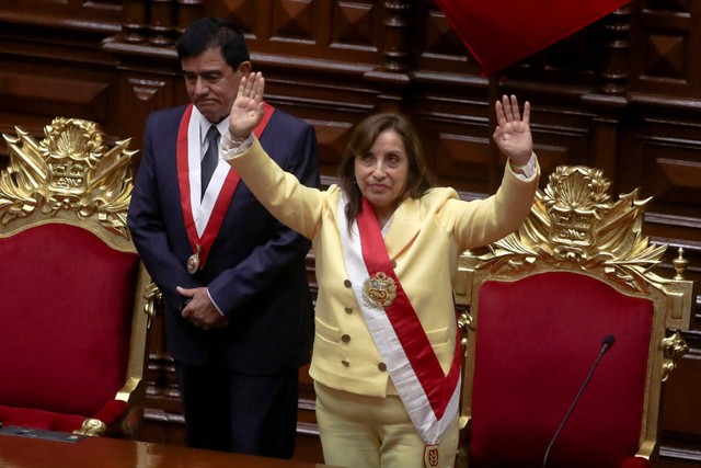 Presiden sementara Peru Dina Boluarte setelah dilantik, di Lima, Peru. Foto: Sebastian Castaneda/REUTERS