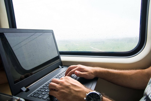 Ilustrasi membuka laptop di kereta api. Foto: Shutterstock