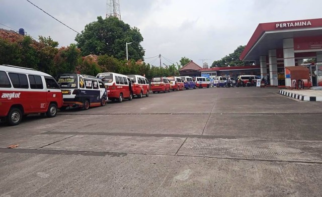 Tampak kendaraan angkutan kota tengah antre untuk mendapatkan BBM gratis di SPBU Cijoho, Kabupaten Kuningan. Jawa Barat. (Andri)