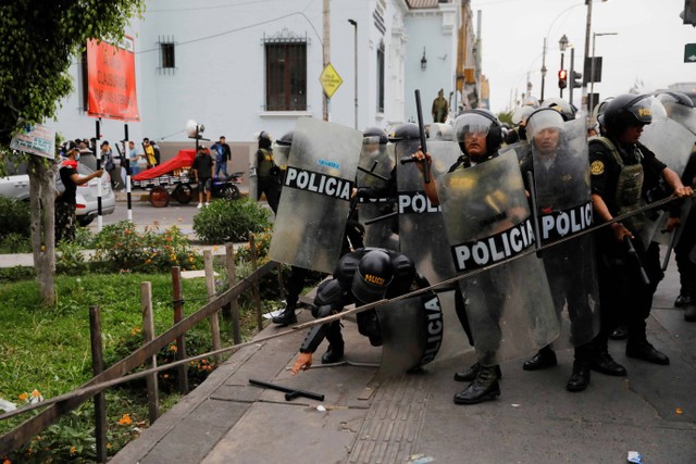 Polisi bentrok dengan demonstran di dekat Prefektur Lima tempat Presiden Pedro Castillo dilaporkan menginap, setelah Kongres menyetujui pencopotan Castillo di Lima, Peru, Rabu (7/12/2022). Foto: Alessandro Cinque/Reuters