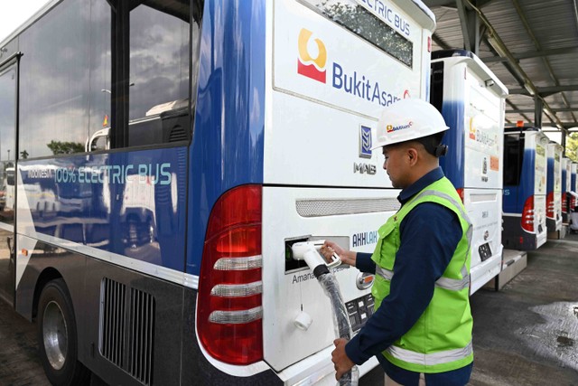 PT Bukit Asam Tbk (PTBA) mulai pakai bus listrik untuk kendaraan operasional tambang, Kamis (7/12/2022). Foto: Dok. PTBA