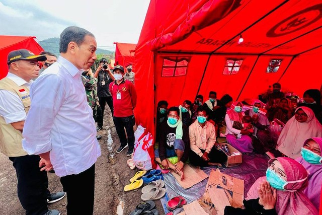 Presiden Jokowi kunjungi pengungsi korban gempa di Cianjur, Kamis (8/12/2022). Foto: Laily Rachev/Biro Pers Sekretariat Presiden