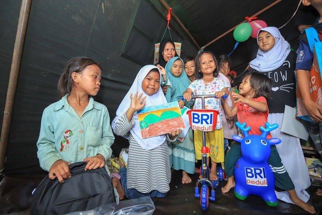 BRI Peduli membantu para warga terdampak gempa Cianjur, Rabu (7/12/2022). Foto: Dok. BRI