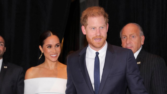 Meghan Markle dan Pangeran Harry di Ripple of Hope Award Gala 2022. Foto: Andrew Kelly/REUTERS