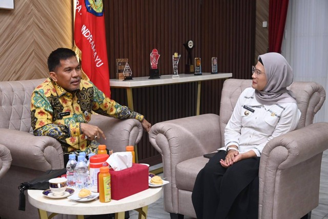 Bupati Indramayu, Nina Agustina, saat menerima kunjungan utusan dari Inspektorat Jenderal (Irjen) Kemendagri. Foto: Istimewa