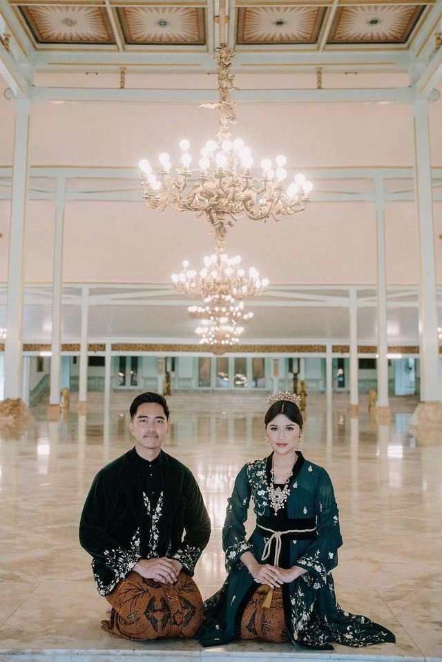 Kaesang dan Erina Gudono di Puro Mangkunegaran. Foto: Instagram/@kaesangp