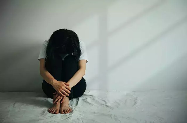 Potret Perempuan yang Mengalami Masalah Kesehatan Mental. Ilustrasi Sumber Foto : https://www.halodoc.com/