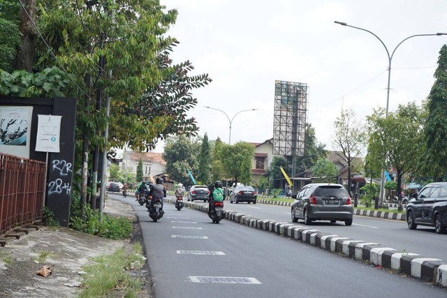 Jalur lambat ringroad utara Yogya pada Rabu (8/12) siang. Foto: Widi Erha Pradana