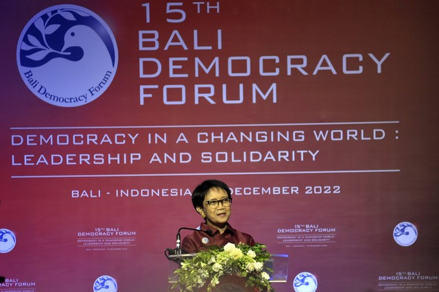 Menteri Luar Negeri Retno Marsudi menyampaikan paparan saat pembukaan Bali Democracy Forum (BDF) ke-15 di Bali Nusa Dua Convention Center (BNDCC), Badung, Bali, Kamis (8/12/2022). Foto: Nyoman Hendra Wibowo/Antara Foto