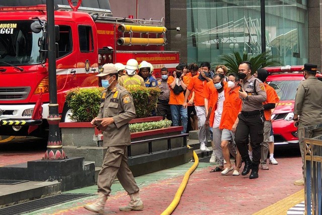 Tahanan WNA Dievakuasi Imbas Kebakaran di Kantor Kemenkumham di Jalan Rasuna Said, Jakarta Selatan. Foto: Aprilandika Pratama/kumparan