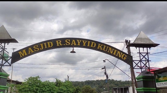 Pintu Gerbang Masjid Raden Sayyid Kuning Purbalingga (Ilustrasi Gambar Oleh Penulis)