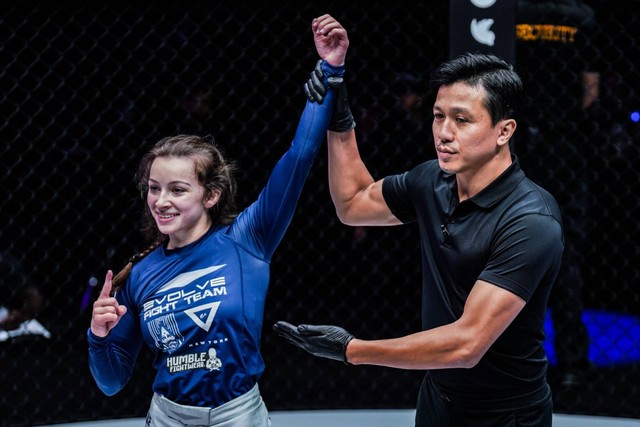 Danielle Kelly dinyatakan sebagai pemenang oleh wasit Mohamad Sulaeman dalam laga submission grappling melawan Mariia Molchanova di ONE Fight Night 4 pada 18 November. Foto: ONE Championship