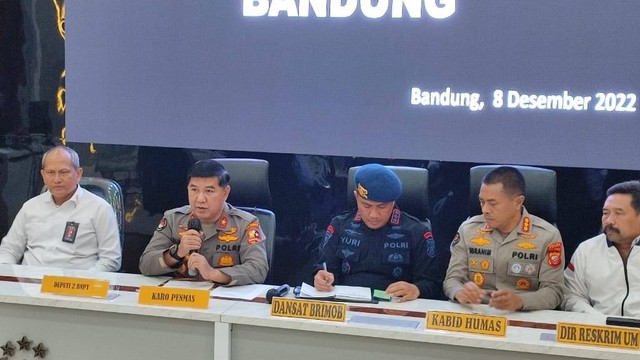 Press release terkait kasus bom bunuh diri, di Mapolrestabes Bandung, Kamis (8/12). Dokumentasi Rachmadi Rasyad/kumparan.