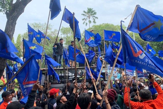 Sejumlah kader partai Rakyat Adil Makmur (Prima) unjuk rasa di depan kantor KPU, Kamis (8/12/2022). Foto: Luthfi Humam/kumparan