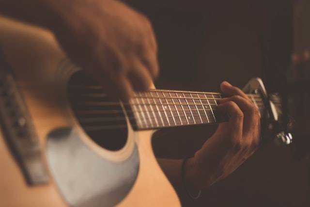 Ilustrasi bermain gitar berdasarkan interval nada. Foto: Unsplash/Jefferson Santos