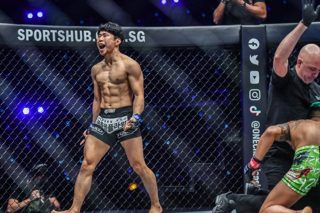 Woo Sung Hoon mengalahkan Yodkaikaew Fairtex pada Februari 2022. Foto: ONE Championship