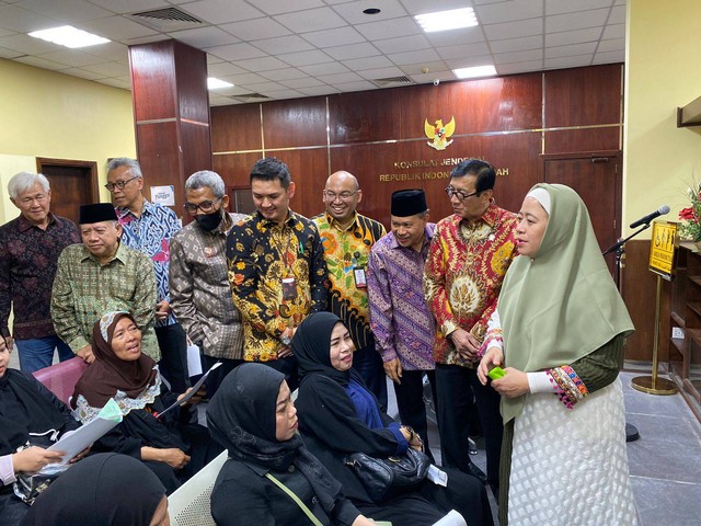 Menteri Hukum dan HAM RI, Yasonna H. Laoly, menyerahkan paspor kepada warga negara Indonesia di Jeddah, Arab Saudi. (Foto: Kemenkumham)