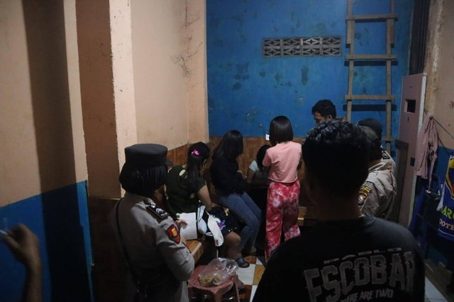 Anggota Polres Halut saat amankan belasan remaja di penginapan. Foto: Istimewa