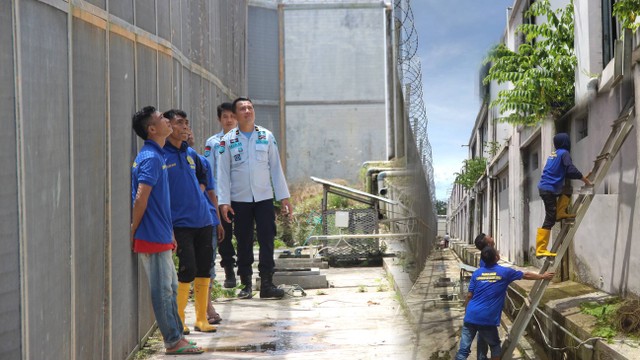 Petugas awasi kegiatan kebersihan di area gelanggang (doc. Humas Lapas Bengkulu)