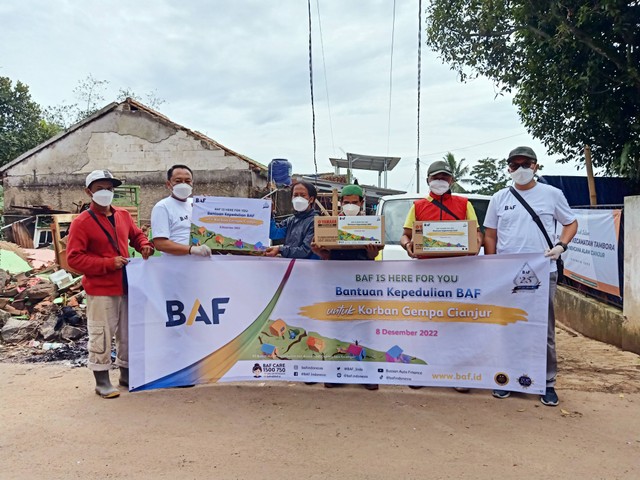 Perwakilan BAF menyalurkan bantuan kepada korban gempa di Desa Gasol dan Desa Cibulakan, Kecamatan Cugenang, Cianjur, Jawa Barat, pada Kamis (8/12) 